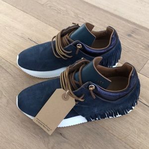 ESSEutESSE brand new navy sneaker